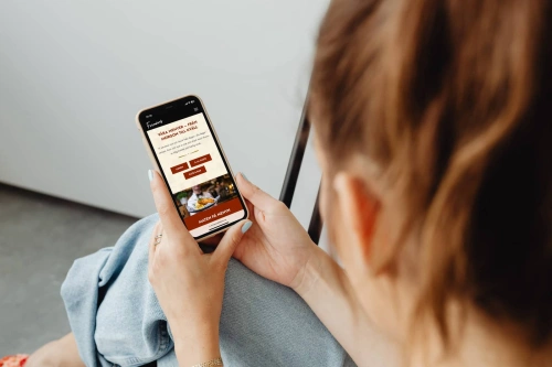 Kvinna som scrollar på Frimans nybyggda webbplats – En webb där Balowie anlitades som webbdesigner