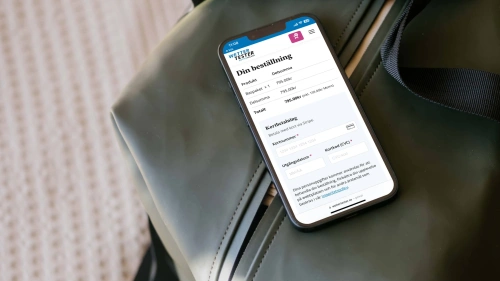 Bild på en mobil liggandes på en träningsväska. Sidan som visas på mobilen är startsidan för Wettertester, en e-handel som Balowie varit med och byggt.