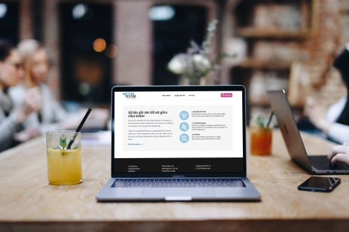 Dator som visar steg-för-steg processen när man beställer tester på wettertester.se (en webbplats som Balowie byggt)