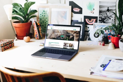 Bild på en kontorsplats där man ser en bild på webbplatsen norradjurakuten.se