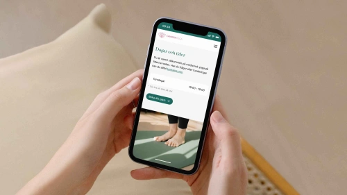 Bild på en mobil som visar en bokningssida på cawatayoga.se