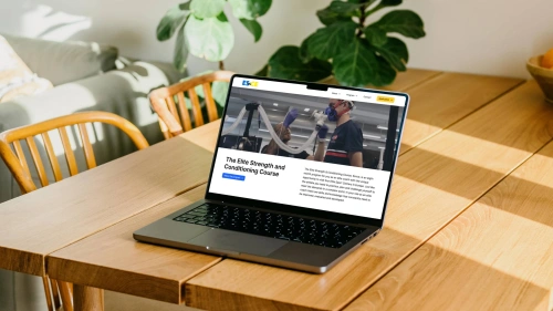 Bild på en dator på ett bord som visar startsidan för esnce.eu. Balowie agerade webbdesigner och webbutvecklare i projektet.